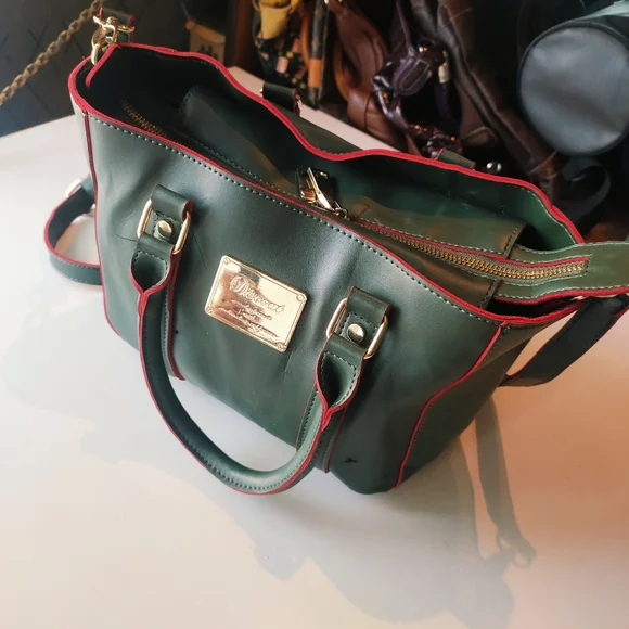 Authentic Discoat bag dark polo green colour heavy quality plus very unique look - Picture 3 of 12